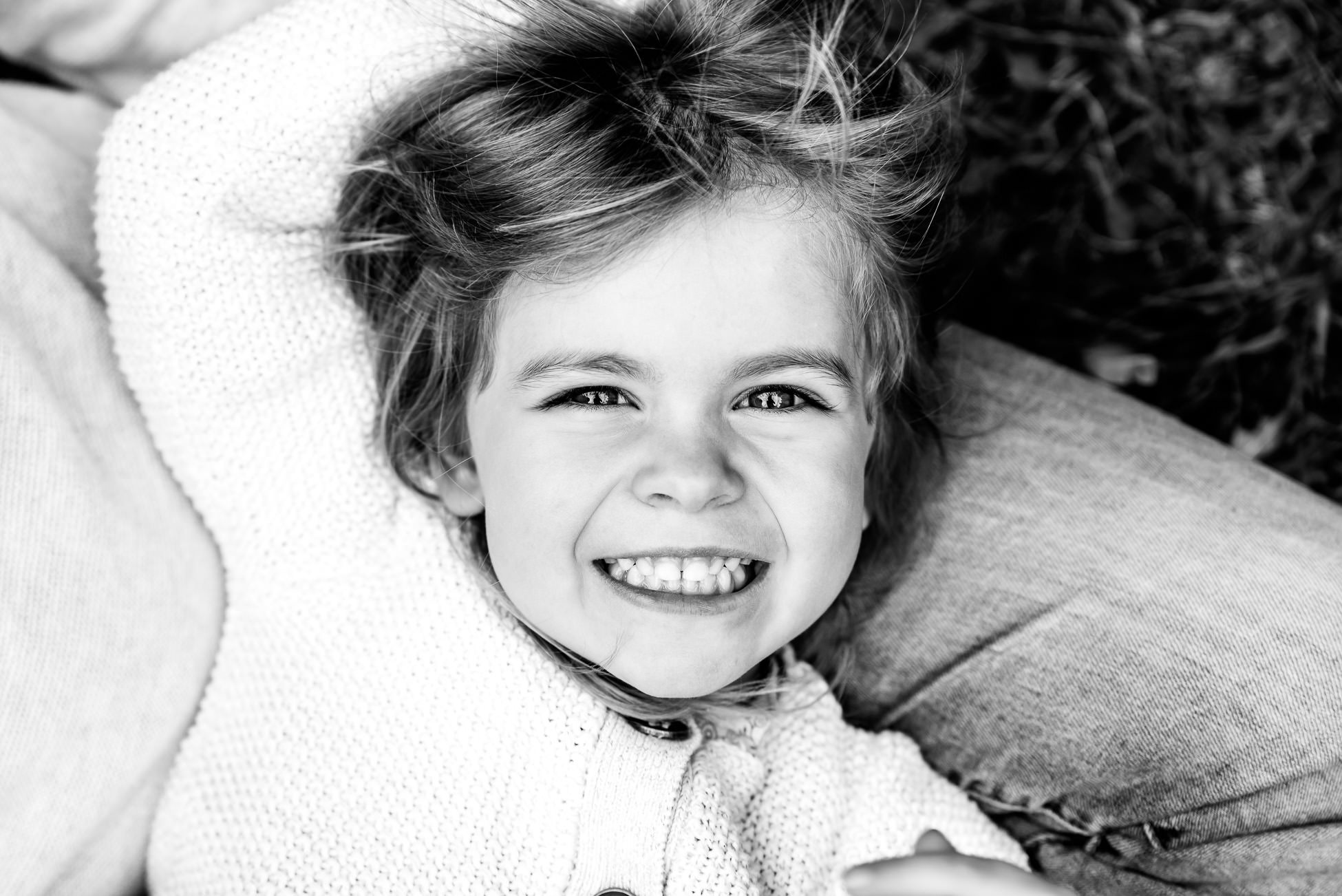 photographe famille bourgoin jallieu - portrait sourire enfant naturel - floriane veyrenc