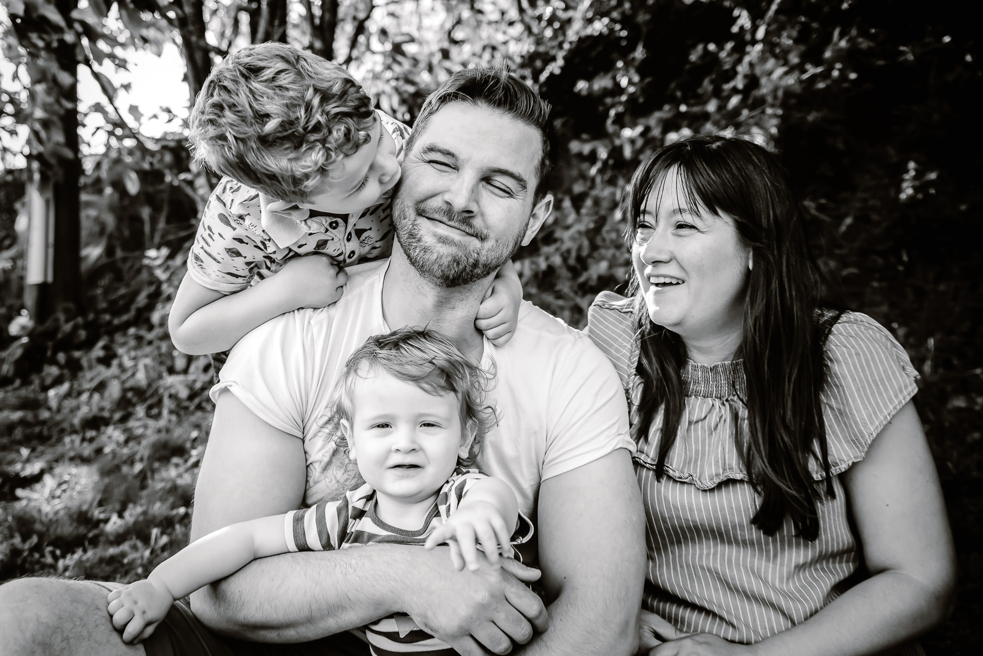 portrait de famille au naturel - photographe famille bourgoin jallieu - floriane veyrenc