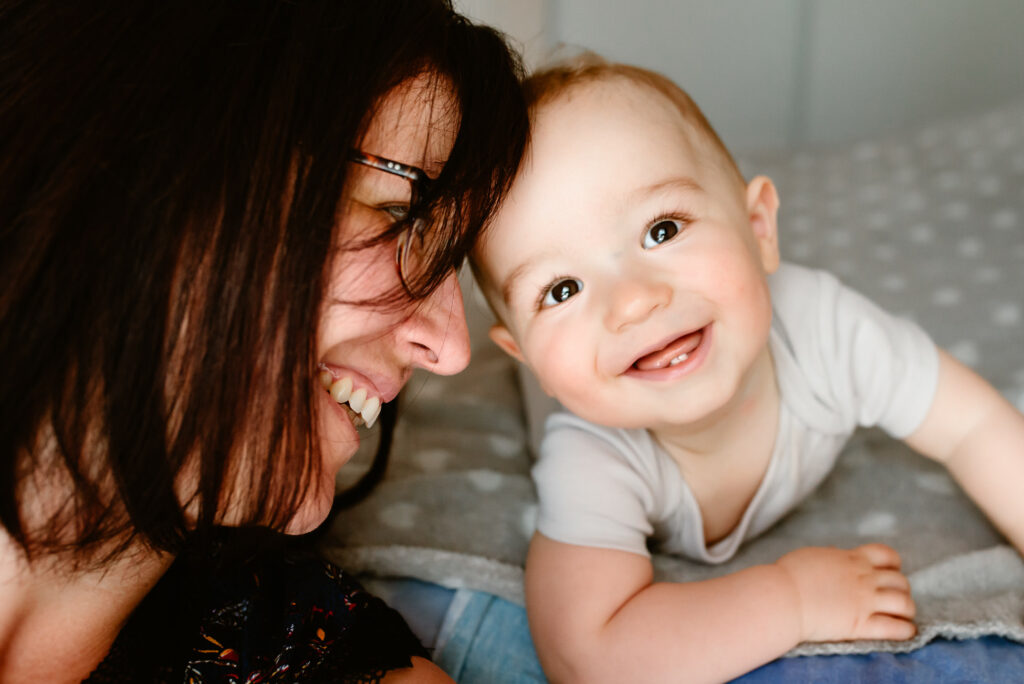 portrait maman bébé - portrait de la vie de famille au naturel - floriane veyrenc