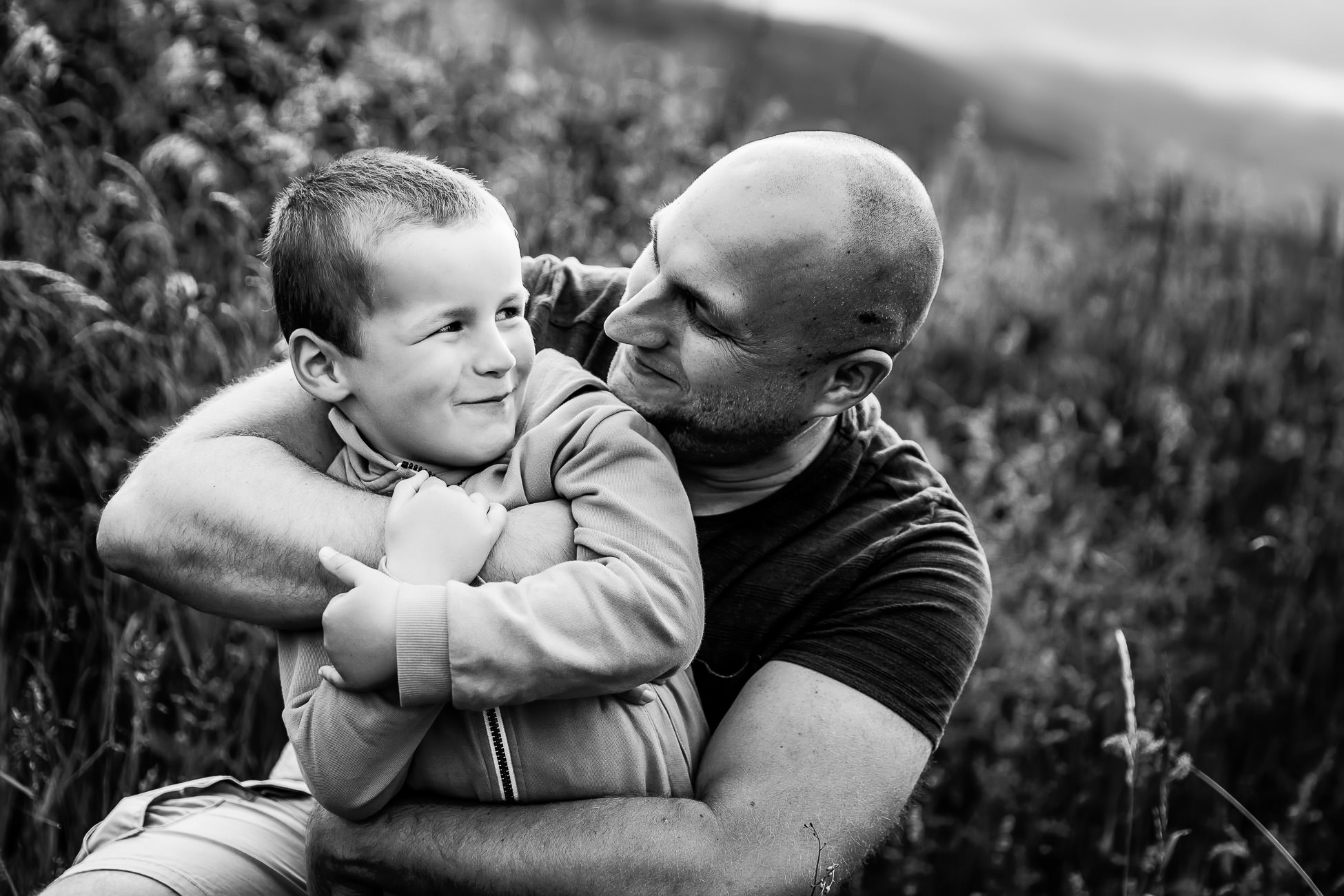 photo papa fils - portrait de famille - reportage photo en exterieur les abrets