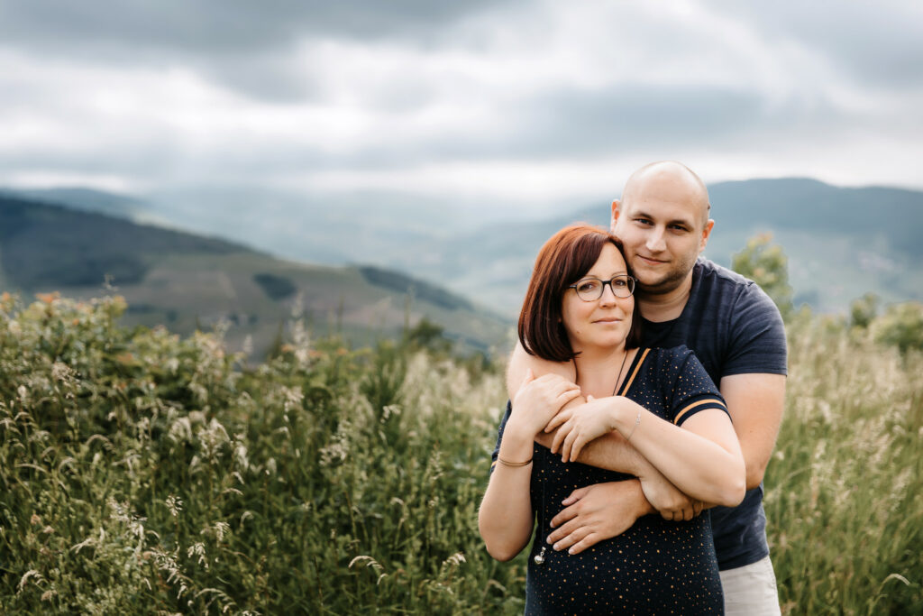 photo couple - séance photo famille en exterieur - les abrets